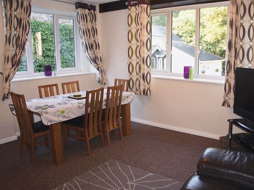 Living room/dining room | Riverton Lakes and Holiday Cottages - Kingfisher, Swimbridge, nr. Barnstaple