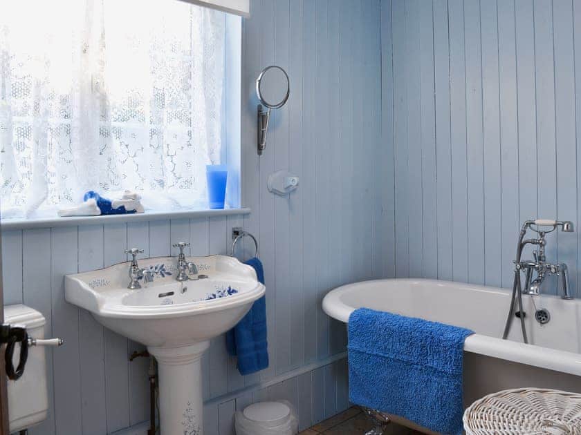 Bathroom | Harbour Cottage, Winterton-on-Sea