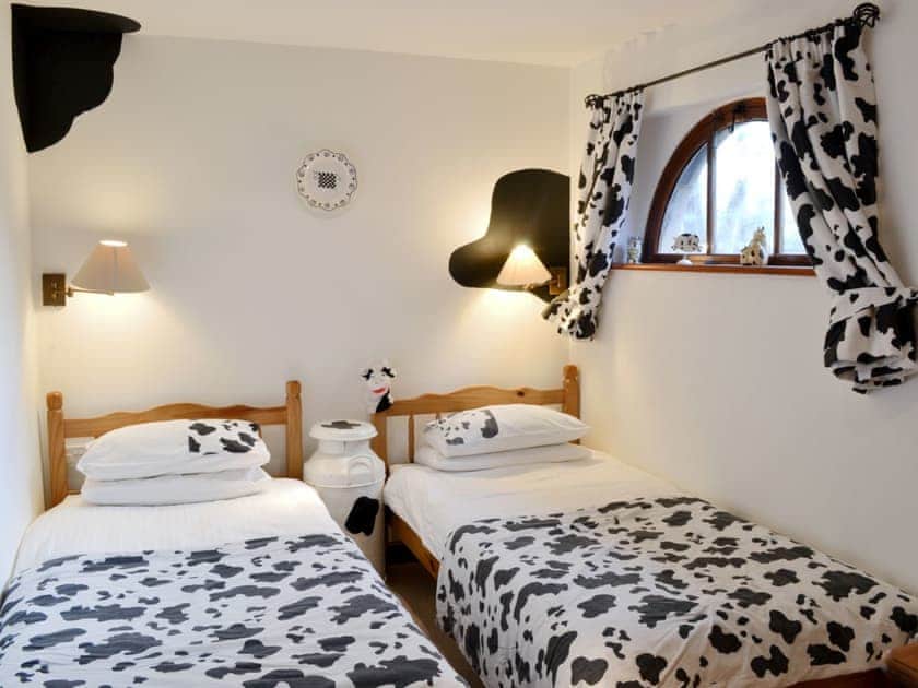 Twin bedroom | The Farm - The Coach House, East Tytherton, Chippenham