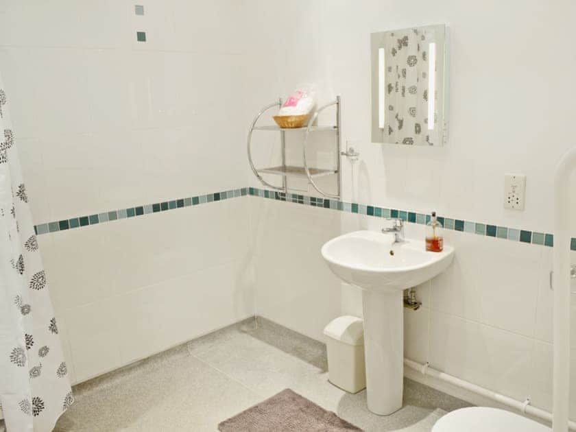 Bathroom | The 19th Acre - Pentowan Farm - Skylarks, Towan Cross, nr. Porthowan