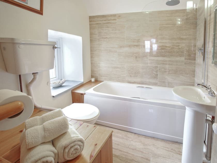 Bathroom | Court Farm Holidays - Wheelwright, Marhamchurch, nr. Bude