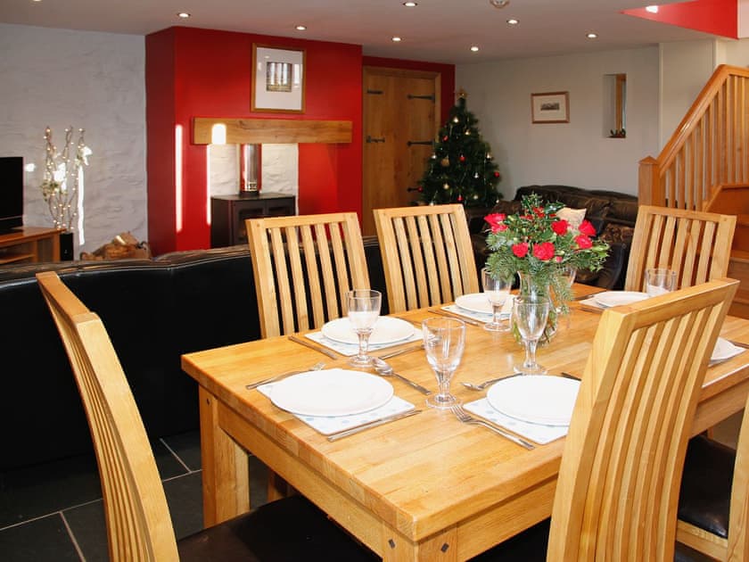 Dining room | Bwthyn Derwen, Ystrad Meurig