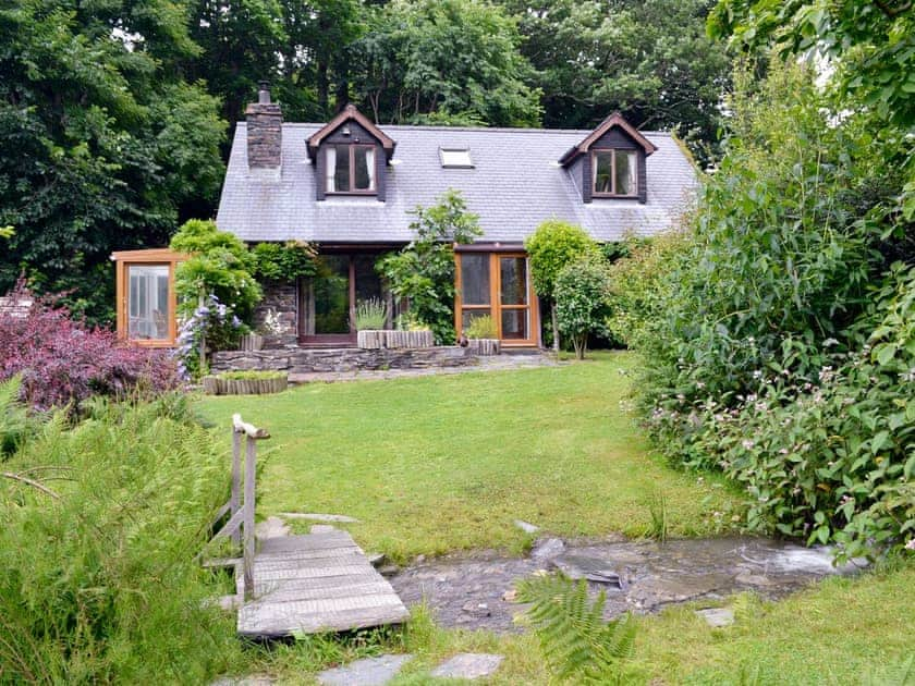 Lovely holiday home in mature garden | Erw Goed Hen Feudy, Arthog, near Dolgellau