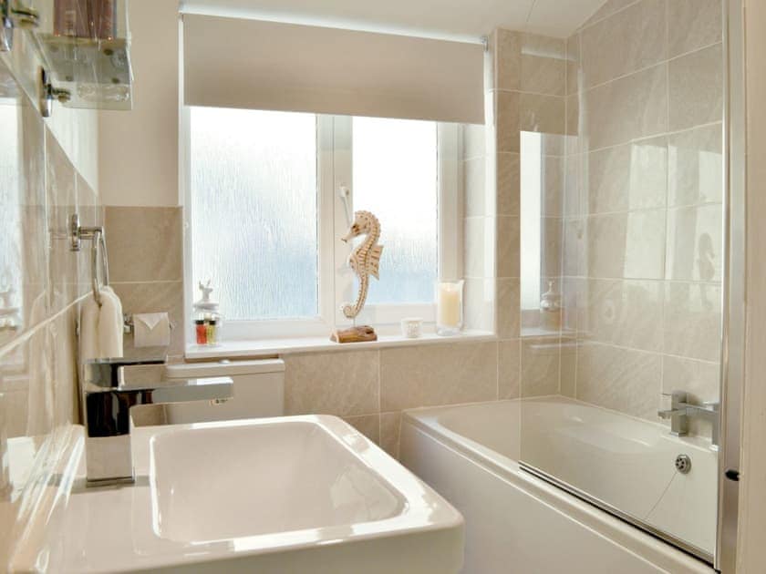 Modern bathroom with shower over the bath | Rockpool Cottage, Staithes near Whitby