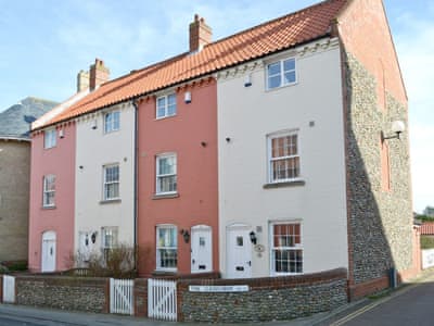 Commodore Cottage Ref 31122 In Cromer Norfolk Cottages Com