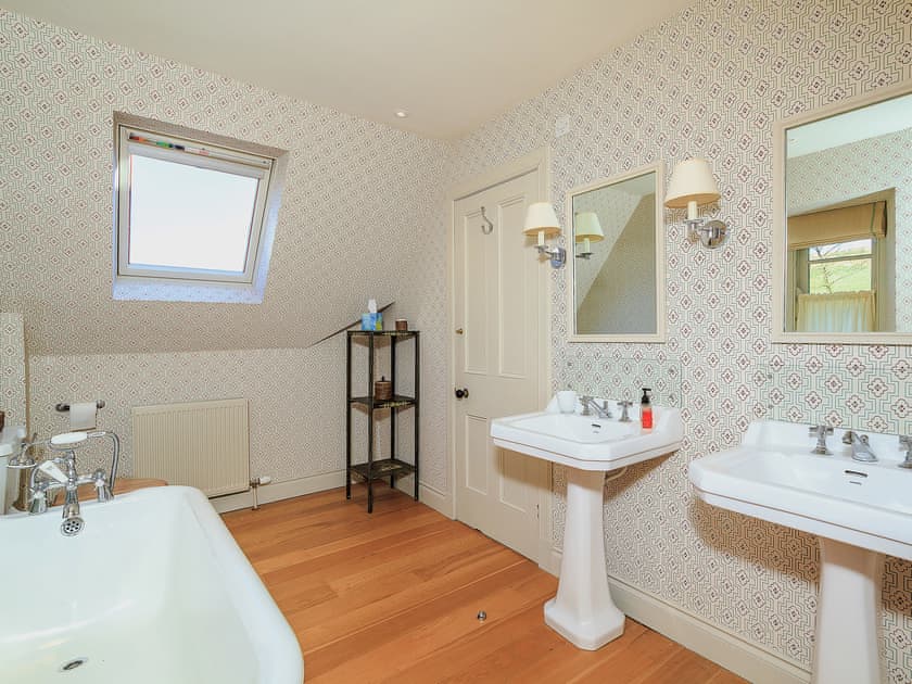 Spacious en-suite bathroom | The Glen Farmhouse - Lincluden Estate, Shawhead, Dumfries