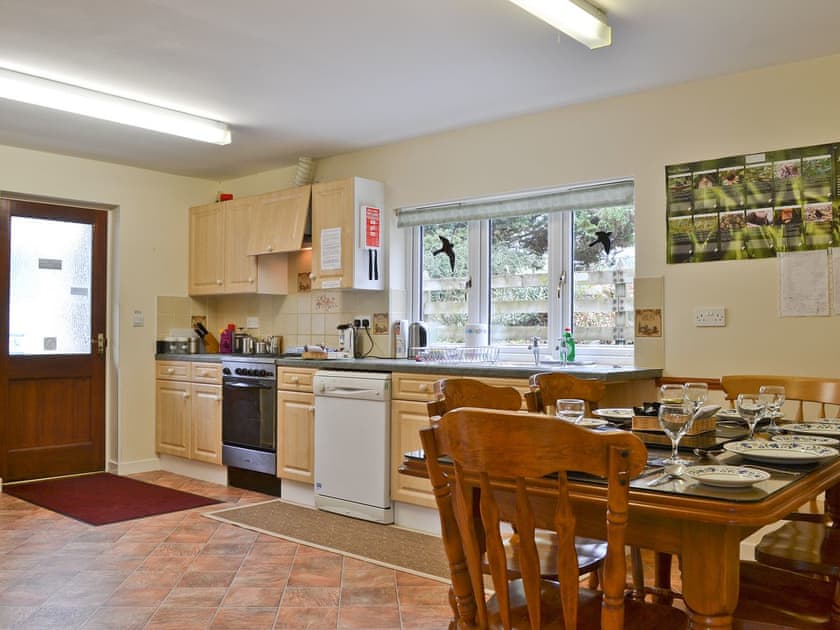 Kitchen/diner | Madog’s Wells - Blackbird Cottage, Llanfair Caereinion, nr. Welshpool