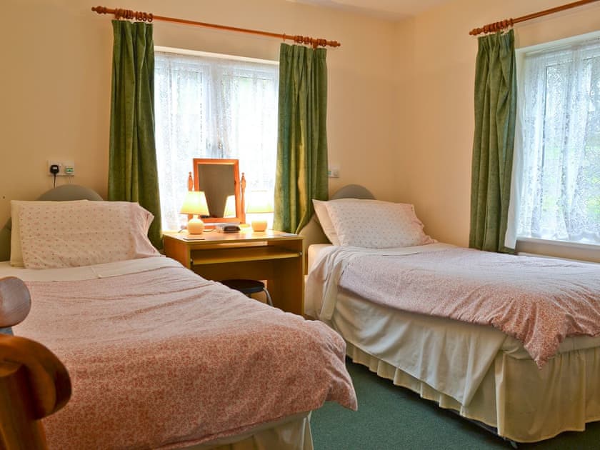Twin bedroom | Madog’s Wells - Blackbird Cottage, Llanfair Caereinion, nr. Welshpool