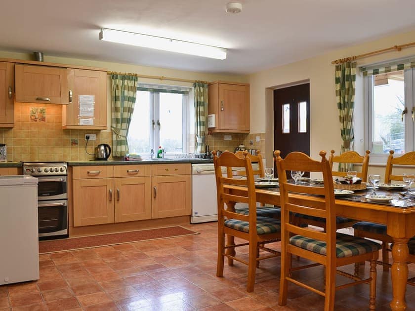 Kitchen/diner | Madog’s Wells - Swallow Cottage, Llanfair Caereinion, nr. Welshpool