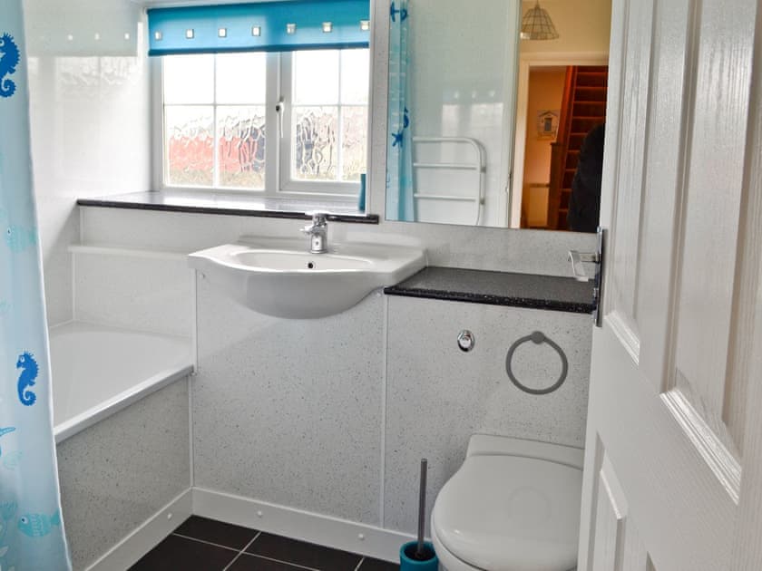 Bathroom | Cannalidgey Cottages - Meadow Cottage, St Issey, nr. Padstow