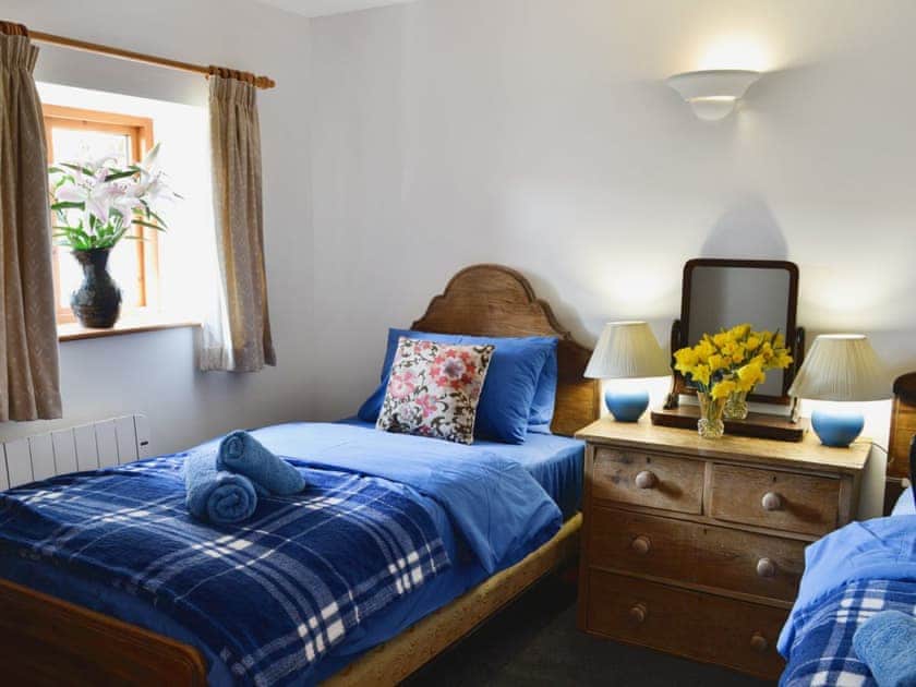 Twin bedroom | Wheeldon Farm Adventure Cottages - Foxglove, Halwell, nr. Totnes