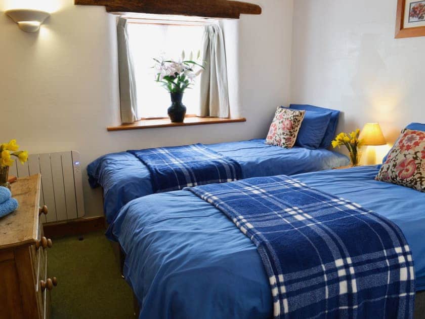 Twin bedroom | Wheeldon Farm Adventure Cottages - Monkshood, Halwell, nr. Totnes