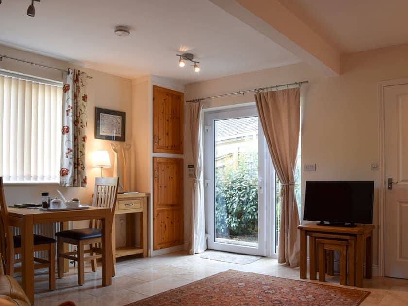 Open plan living/dining room/kitchen | Camellia Cottage, Witney