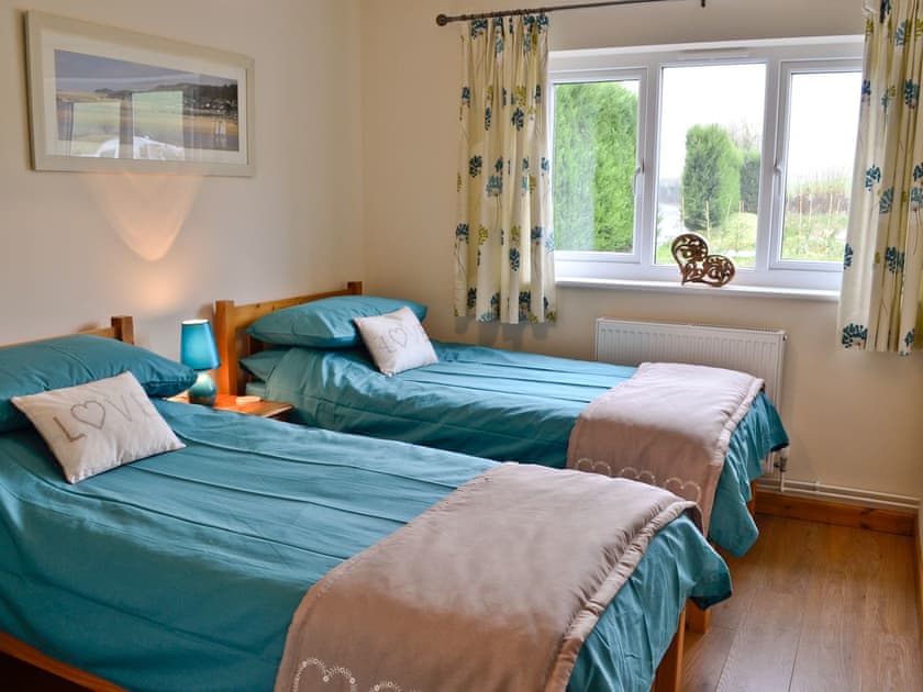 Twin bedroom | Peach Tree Cottage, Winterbourne Steepleton, nr. Dorchester