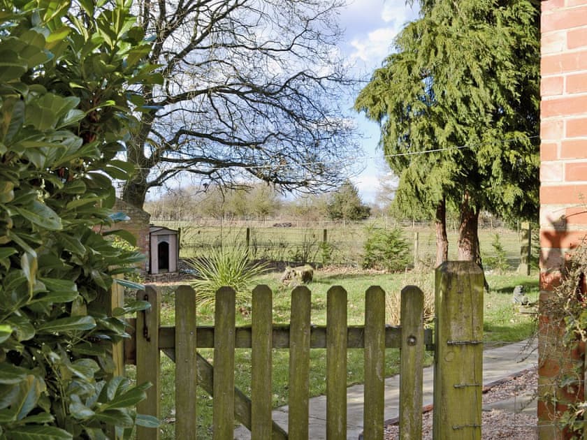 Garden | Beech Cottage, Kirkby on Bain, nr. Woodhall Spa