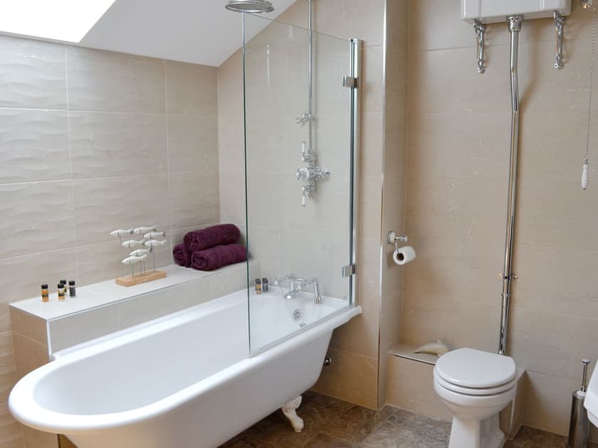 Luxurious bathroom | Pheasant Fields - Holly and Pines Holidays, Holywell