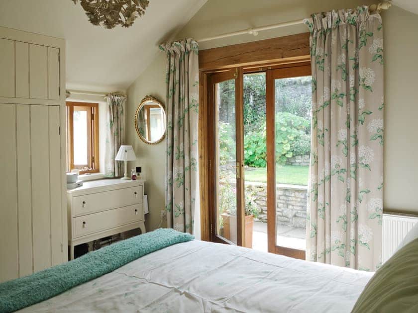 Double bedroom with en-suite | Acorn Cottage, Tideswell near Bakewell