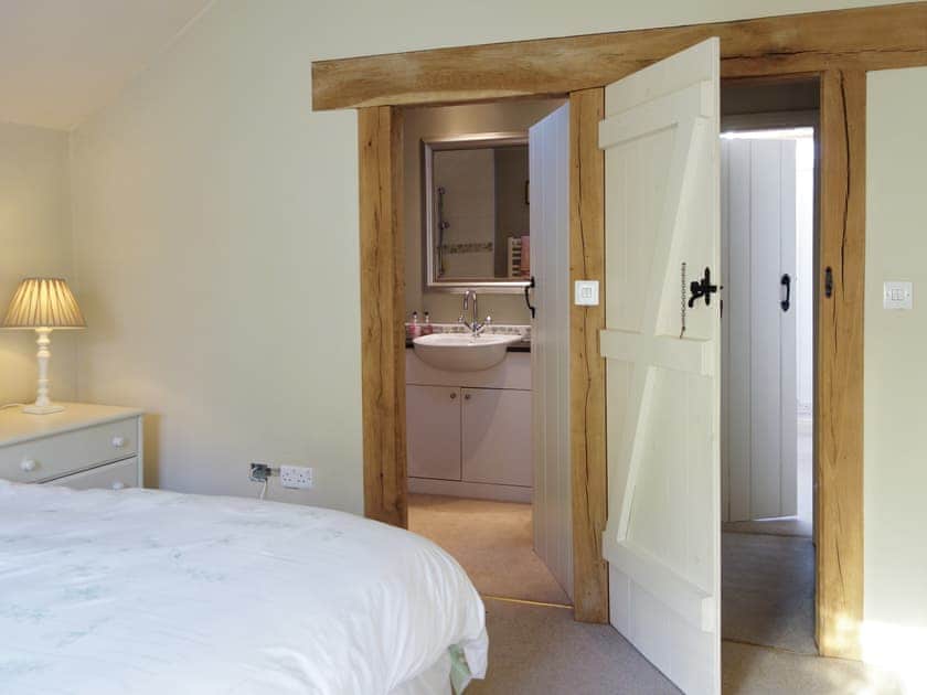 Double bedroom with en-suite | Acorn Cottage, Tideswell near Bakewell