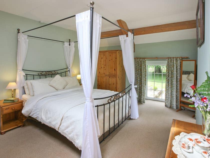 Four Poster bedroom | Swansea Valley Holiday Cottages - Y Stabl, Cilybebyll, nr. Pontardawe