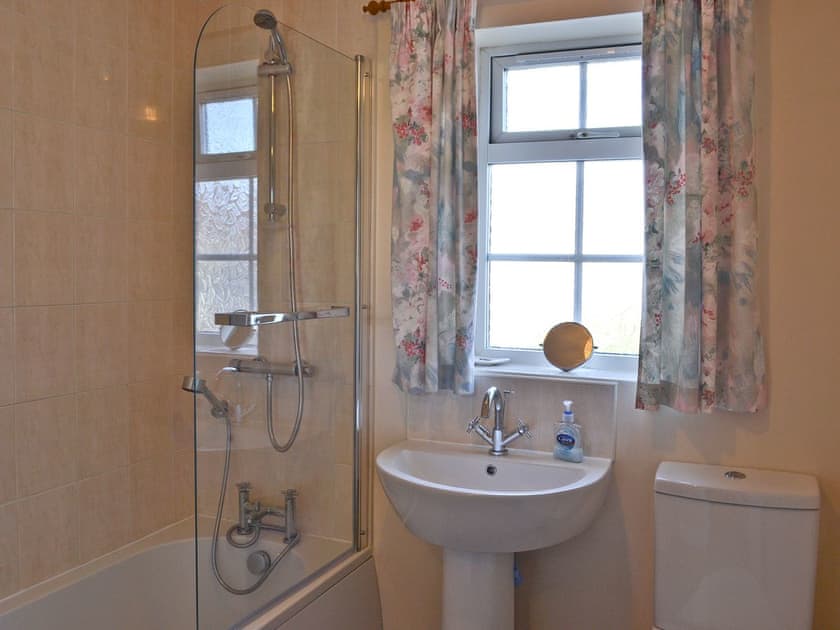 Bathroom | Sea Breeze Bungalow, Sandilands, nr. Sutton-on-Sea