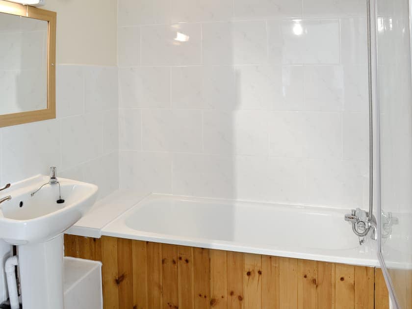 Bathroom | Primrose Cottage, Winterbourne, Steepleton