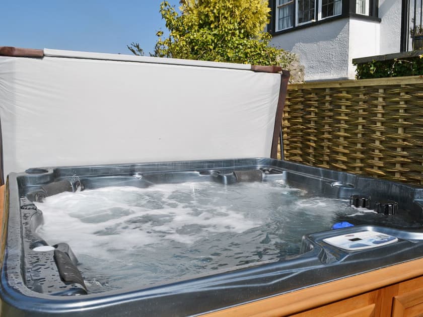 Hot tub | The Court, Wern-y-Wylan, Anglesey