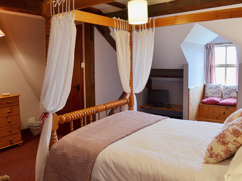 Four Poster bedroom | Rose Cottage - Barmoor Farm Cottages, Scalby, near Scarborough