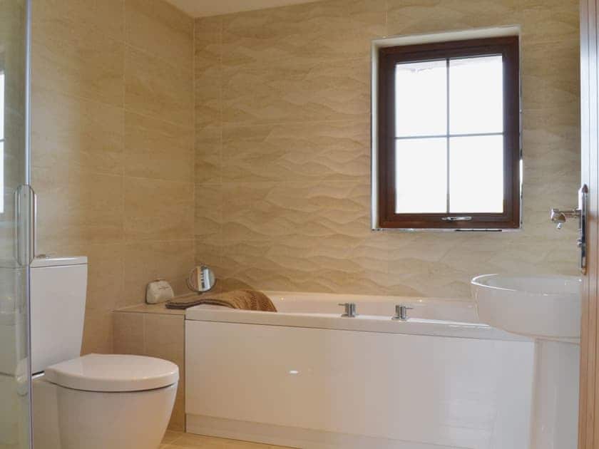 Bathroom | Creagan Na Mara, Minish near Lochmaddy, Isle of North Uist