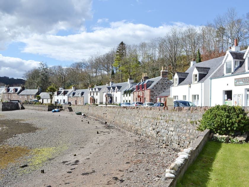 Neighbouring shoreline properties | Bayview Cottage, Plockton