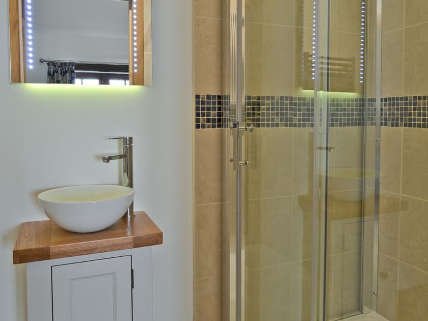 Shower room | Swallows Retreat, Hartland
