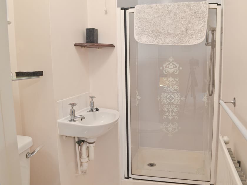 Shower room | The Wheelwrights Post - The Old Post Office, Burgate, nr. Fordingbridge