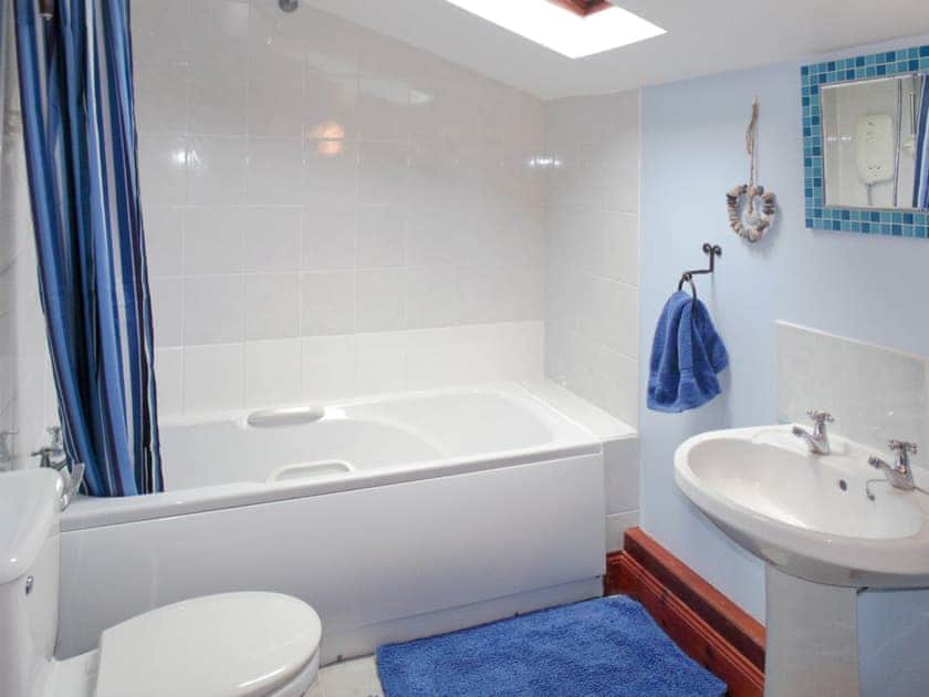 Bathroom | Craigdarroch Cottage, Strathyre near Callander