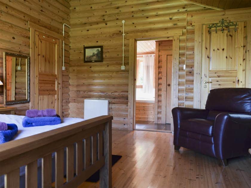Double bedroom | Fingask Log Cabin, Glenfarg