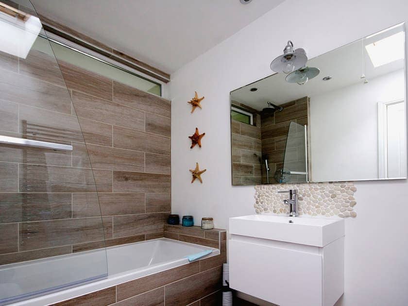 Bathroom | Farne Cottage, Seahouses