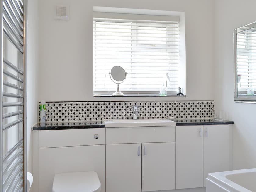 Bathroom | 3 Barf Cottages, Portinscale