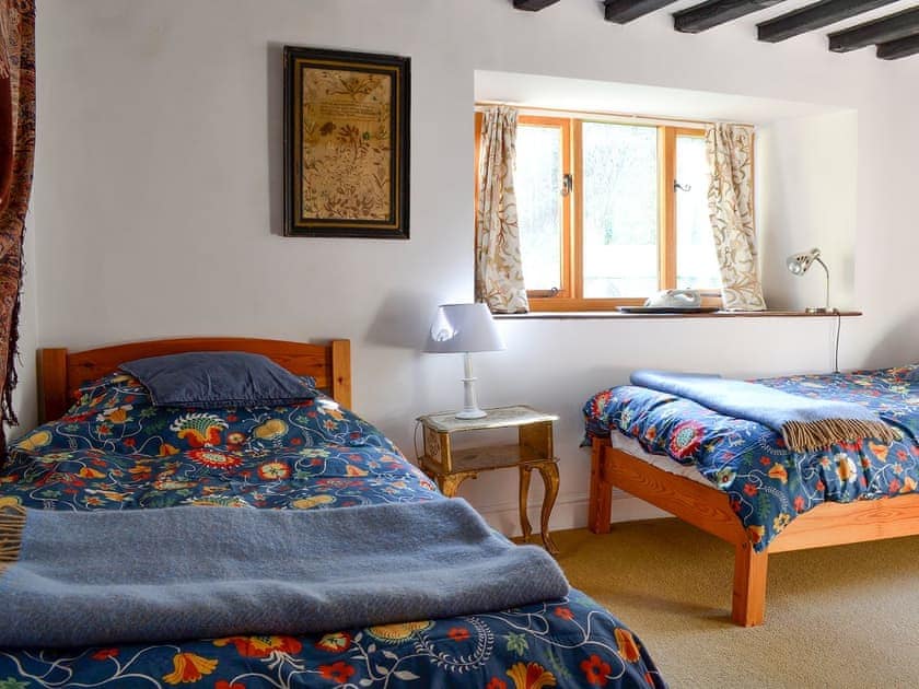 Twin bedroom | Driftcombe Farmhouse, Bisley