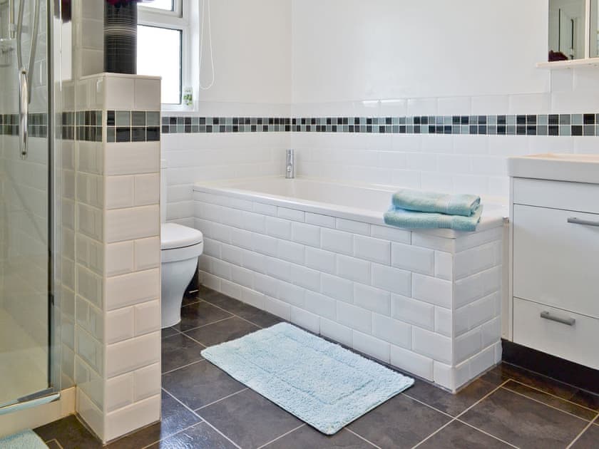 Family bathroom with separate shower room | Sunny Bank, Bude