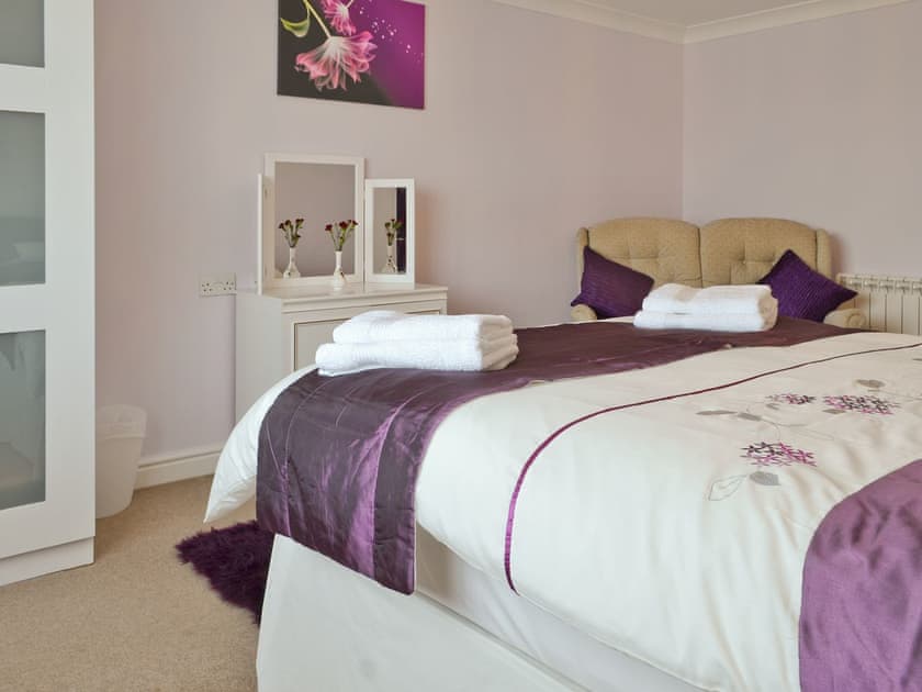 Ample storage and dressing area in double bedroom | Sunny Bank, Bude