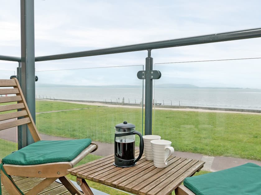Sitting-out-area | Beachlands, Gogledd