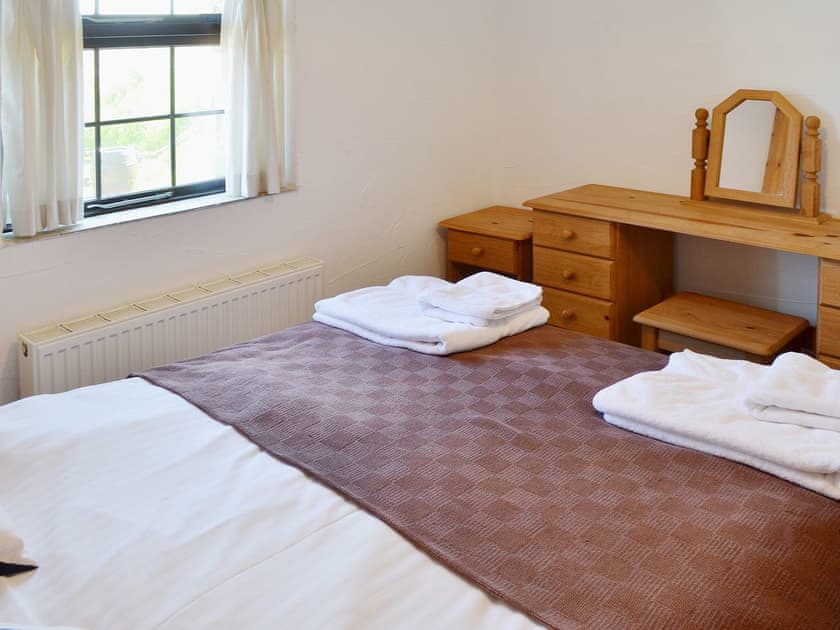 Double bedroom | Horseshoe Cottage - Lewannick Farm, Holywell Bay, nr. Cubert
