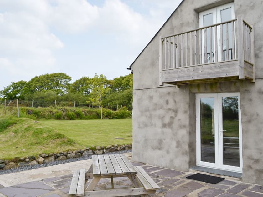 Sitting-out-area | Sgubor Wennol Ty Du, Llanor near Pwllheli