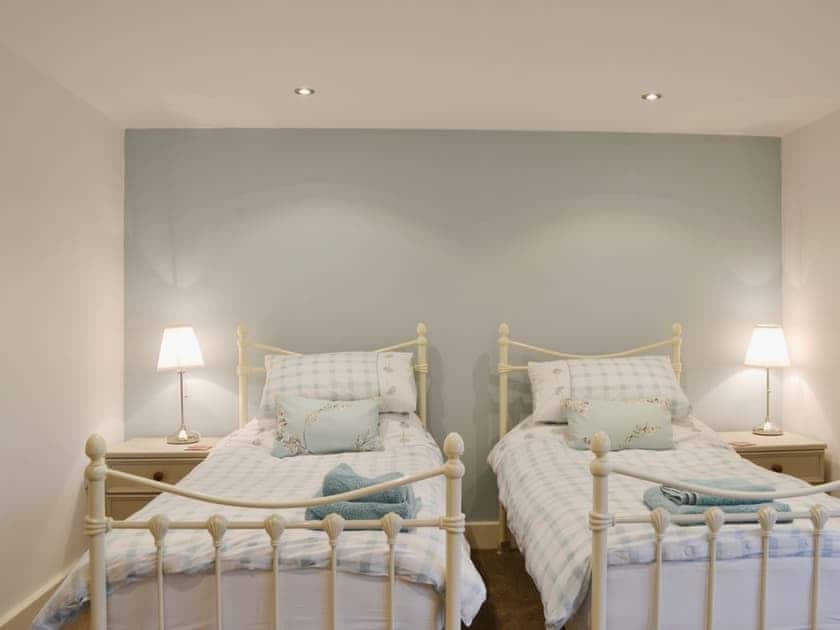Twin bedroom | The Granary, Tiverton