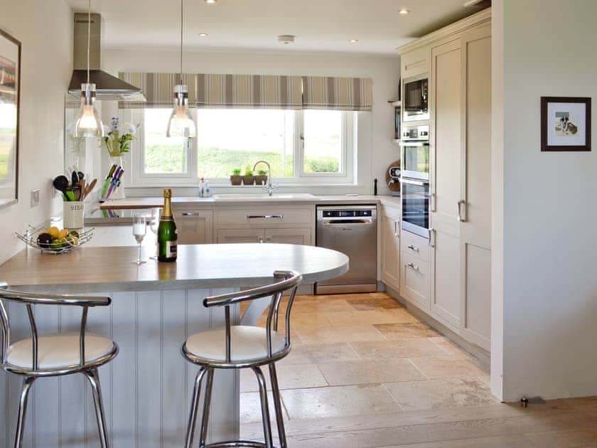 Well-equipped kitchen with breakfast bar | St Illex, Port Gaverne