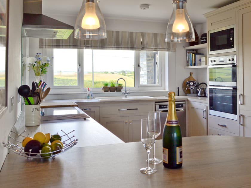 Stylish kitchen | St Illex, Port Gaverne