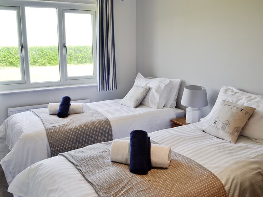 Twin bedroom | St Illex, Port Gaverne