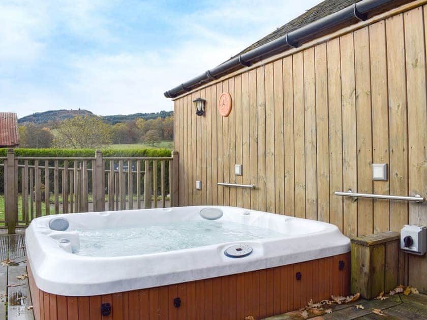 Relaxing private hot tub | A’dennan Farm Cottage - Auchendennan, Arden, Alexandria