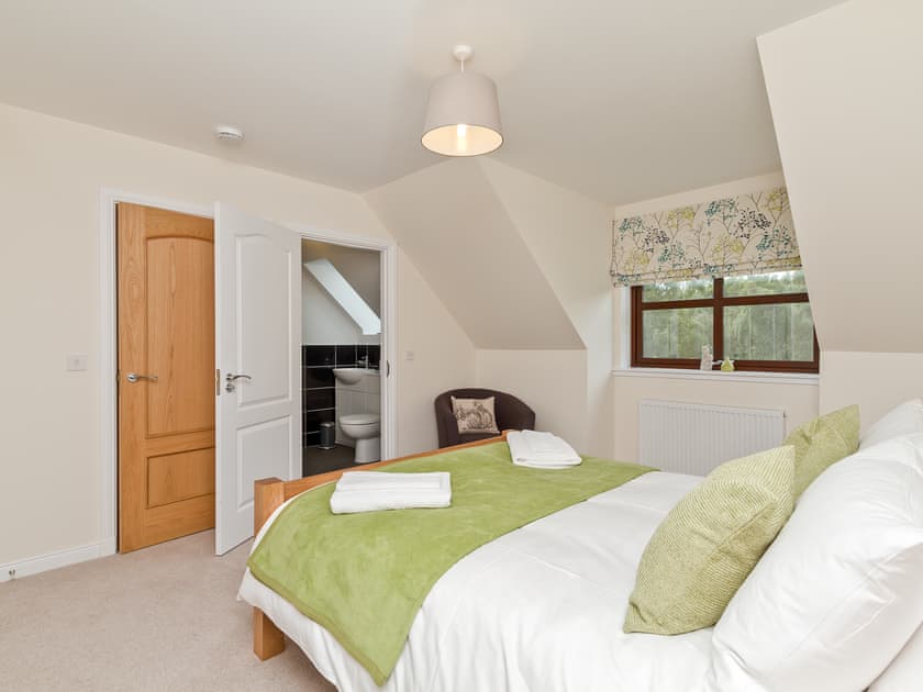 Attractive double bedroom with 5ft bed and en-suite | Birch Corner, Aviemore