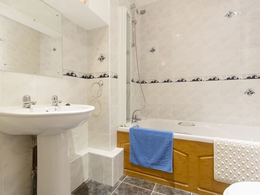 En-suite | Great Bodieve Farm Barns - Orchard Cottage, Bodieve, nr. Wadebridge