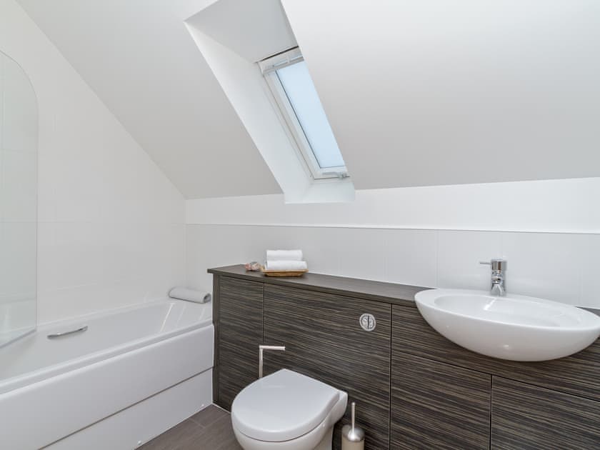 Modern bathroom with over-bath shower | Birch Corner, Aviemore