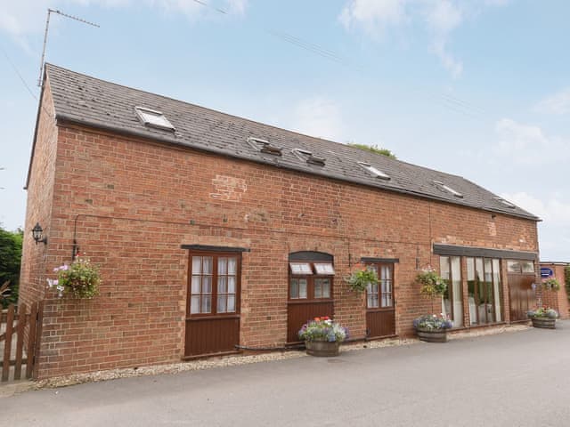 Walnut Tree House Ref Nj4 In Cheltenham Gloucestershire
